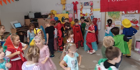 Powiększ grafikę: dzien-postaci-z-bajek-653106.jpg