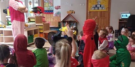 Powiększ grafikę: dzien-postaci-z-bajek-653107.jpg