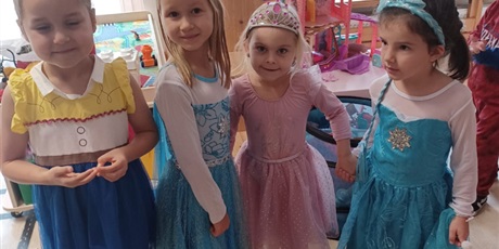 Powiększ grafikę: dzien-postaci-z-bajek-653108.jpg