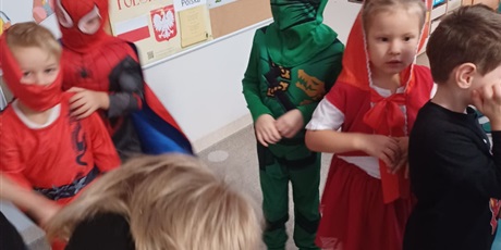 Powiększ grafikę: dzien-postaci-z-bajek-653109.jpg