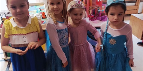 Powiększ grafikę: dzien-postaci-z-bajek-653111.jpg