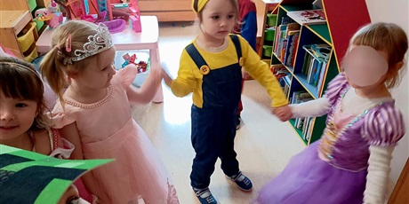 Powiększ grafikę: dzien-postaci-z-bajek-653112.jpg