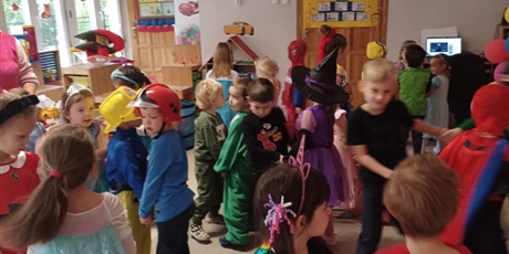 Powiększ grafikę: dzien-postaci-z-bajek-653113.jpg