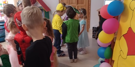 Powiększ grafikę: dzien-postaci-z-bajek-653114.jpg