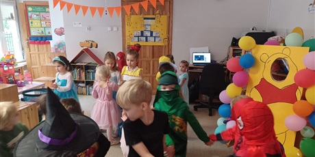 Powiększ grafikę: dzien-postaci-z-bajek-653115.jpg