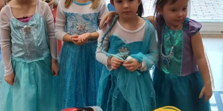 Powiększ grafikę: dzien-postaci-z-bajek-653116.jpg