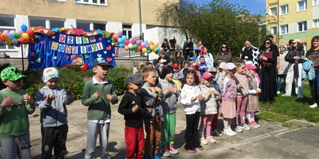 Powiększ grafikę: dzien-rodziny-w-przedszkolu-wesole-skrzaty-694707.jpg