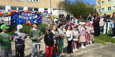 Powiększ grafikę: dzien-rodziny-w-przedszkolu-wesole-skrzaty-694708.jpg