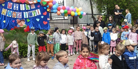 Powiększ grafikę: dzien-rodziny-w-przedszkolu-wesole-skrzaty-694711.jpg