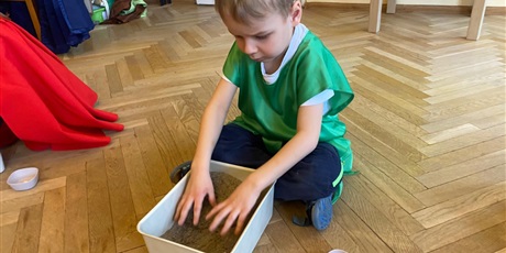 Powiększ grafikę: dzien-wesolego-skrzata-681468.jpg