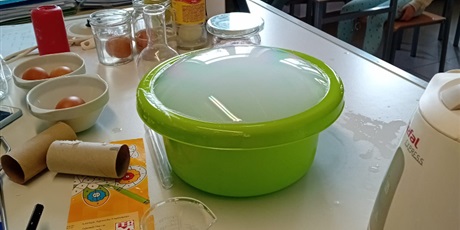 Powiększ grafikę: Na zdjęciu bańka z suchego lodu w zielonej plastikowej misce.