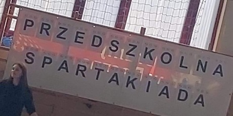 Powiększ grafikę: Na zdjęciu duży plakat z napisem przedszkolna spartakiada