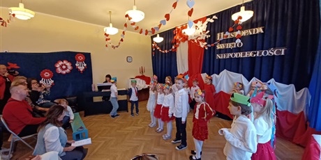 Powiększ grafikę: koszalki-opalki-swietuja-niepodleglosc-wystep-dla-rodzicow-654784.jpg