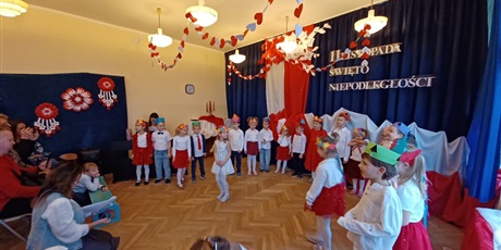 Powiększ grafikę: koszalki-opalki-swietuja-niepodleglosc-wystep-dla-rodzicow-654785.jpg