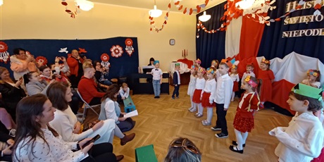 Powiększ grafikę: koszalki-opalki-swietuja-niepodleglosc-wystep-dla-rodzicow-654786.jpg