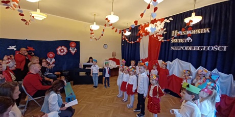 Powiększ grafikę: koszalki-opalki-swietuja-niepodleglosc-wystep-dla-rodzicow-654788.jpg