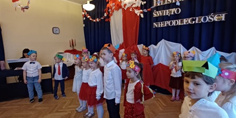 Powiększ grafikę: koszalki-opalki-swietuja-niepodleglosc-wystep-dla-rodzicow-654789.jpg