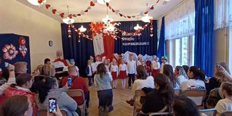 Powiększ grafikę: koszalki-opalki-swietuja-niepodleglosc-wystep-dla-rodzicow-654790.jpg