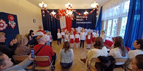 Powiększ grafikę: koszalki-opalki-swietuja-niepodleglosc-wystep-dla-rodzicow-654791.jpg