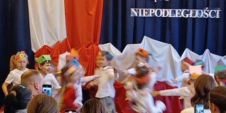 Powiększ grafikę: koszalki-opalki-swietuja-niepodleglosc-wystep-dla-rodzicow-654794.jpg