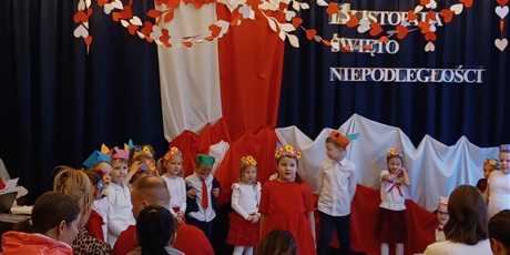 Powiększ grafikę: koszalki-opalki-swietuja-niepodleglosc-wystep-dla-rodzicow-654799.jpg