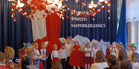 Powiększ grafikę: koszalki-opalki-swietuja-niepodleglosc-wystep-dla-rodzicow-654800.jpg