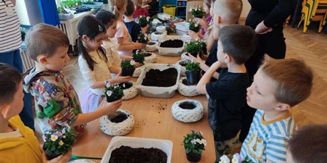 Powiększ grafikę: kreatywne-warsztaty-wielkanocne-stroiki-z-kwiatkami-681427.jpg