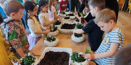 Powiększ grafikę: kreatywne-warsztaty-wielkanocne-stroiki-z-kwiatkami-681428.jpg