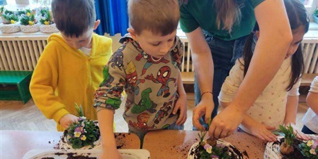 Powiększ grafikę: kreatywne-warsztaty-wielkanocne-stroiki-z-kwiatkami-681433.jpg