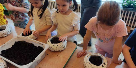 Powiększ grafikę: kreatywne-warsztaty-wielkanocne-stroiki-z-kwiatkami-681441.jpg