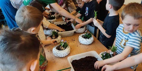 Powiększ grafikę: kreatywne-warsztaty-wielkanocne-stroiki-z-kwiatkami-681443.jpg