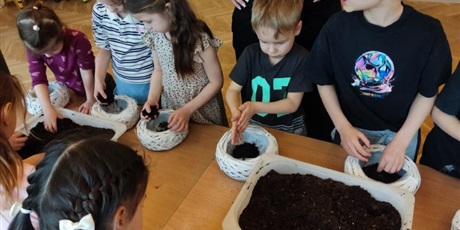 Powiększ grafikę: kreatywne-warsztaty-wielkanocne-stroiki-z-kwiatkami-681444.jpg