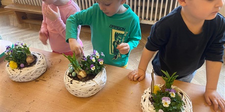 Powiększ grafikę: kreatywne-warsztaty-wielkanocne-stroiki-z-kwiatkami-681452.jpg