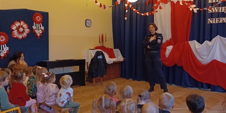 Powiększ grafikę: lekcja-z-pania-aspirant-z-nowego-portu-w-wesolych-skrzatach-oraz-pokaz-policyjnego-wozu-656980.jpg