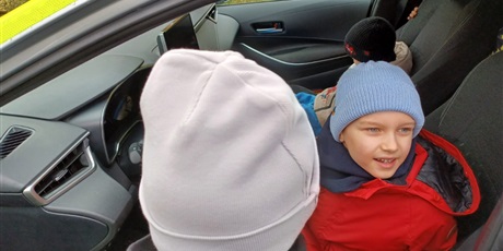 Powiększ grafikę: lekcja-z-pania-aspirant-z-nowego-portu-w-wesolych-skrzatach-oraz-pokaz-policyjnego-wozu-656981.jpg