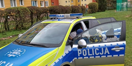 Powiększ grafikę: lekcja-z-pania-aspirant-z-nowego-portu-w-wesolych-skrzatach-oraz-pokaz-policyjnego-wozu-656982.jpg