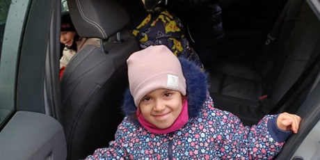 Powiększ grafikę: lekcja-z-pania-aspirant-z-nowego-portu-w-wesolych-skrzatach-oraz-pokaz-policyjnego-wozu-656983.jpg