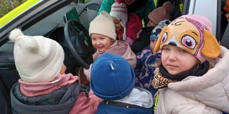 Powiększ grafikę: lekcja-z-pania-aspirant-z-nowego-portu-w-wesolych-skrzatach-oraz-pokaz-policyjnego-wozu-656984.jpg