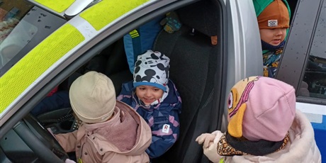 Powiększ grafikę: lekcja-z-pania-aspirant-z-nowego-portu-w-wesolych-skrzatach-oraz-pokaz-policyjnego-wozu-656985.jpg