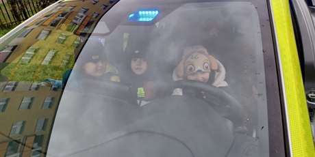 Powiększ grafikę: lekcja-z-pania-aspirant-z-nowego-portu-w-wesolych-skrzatach-oraz-pokaz-policyjnego-wozu-656986.jpg