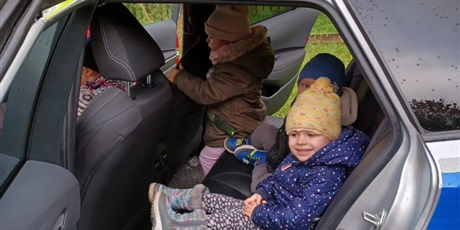 Powiększ grafikę: lekcja-z-pania-aspirant-z-nowego-portu-w-wesolych-skrzatach-oraz-pokaz-policyjnego-wozu-656987.jpg