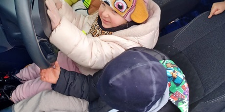 Powiększ grafikę: lekcja-z-pania-aspirant-z-nowego-portu-w-wesolych-skrzatach-oraz-pokaz-policyjnego-wozu-656988.jpg