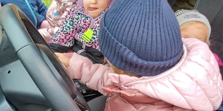 Powiększ grafikę: lekcja-z-pania-aspirant-z-nowego-portu-w-wesolych-skrzatach-oraz-pokaz-policyjnego-wozu-656989.jpg