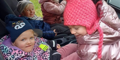 Powiększ grafikę: lekcja-z-pania-aspirant-z-nowego-portu-w-wesolych-skrzatach-oraz-pokaz-policyjnego-wozu-656990.jpg