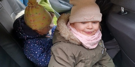 Powiększ grafikę: lekcja-z-pania-aspirant-z-nowego-portu-w-wesolych-skrzatach-oraz-pokaz-policyjnego-wozu-656991.jpg