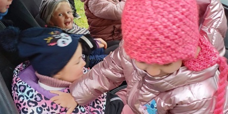 Powiększ grafikę: lekcja-z-pania-aspirant-z-nowego-portu-w-wesolych-skrzatach-oraz-pokaz-policyjnego-wozu-656992.jpg