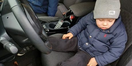 Powiększ grafikę: lekcja-z-pania-aspirant-z-nowego-portu-w-wesolych-skrzatach-oraz-pokaz-policyjnego-wozu-656993.jpg