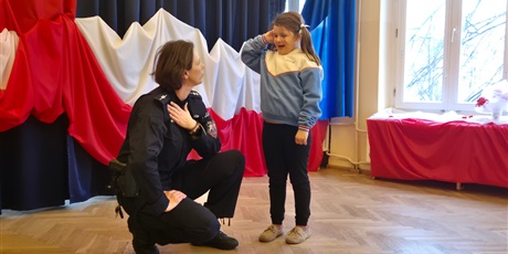 Powiększ grafikę: lekcja-z-pania-aspirant-z-nowego-portu-w-wesolych-skrzatach-oraz-pokaz-policyjnego-wozu-656994.jpg