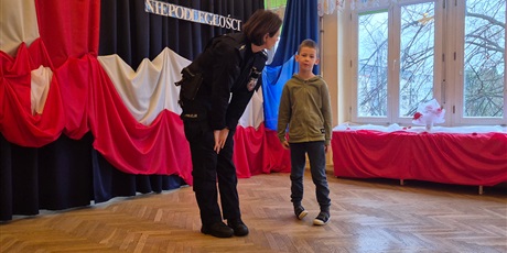 Powiększ grafikę: lekcja-z-pania-aspirant-z-nowego-portu-w-wesolych-skrzatach-oraz-pokaz-policyjnego-wozu-656995.jpg