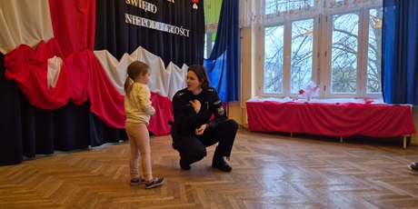 Lekcja z panią aspirant Ptrycją Nowak z Nowego Portu w „Wesołych Skrzatach” oraz pokaz policyjnego wozu.